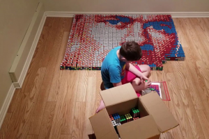 Девет годишниот ученик со дислексија креираше уникатен мозаик од рубикови коцки