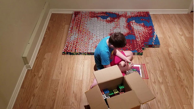 Девет годишниот ученик со дислексија креираше уникатен мозаик од рубикови коцки
